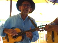 Musicien chanteur de plage au Brésil