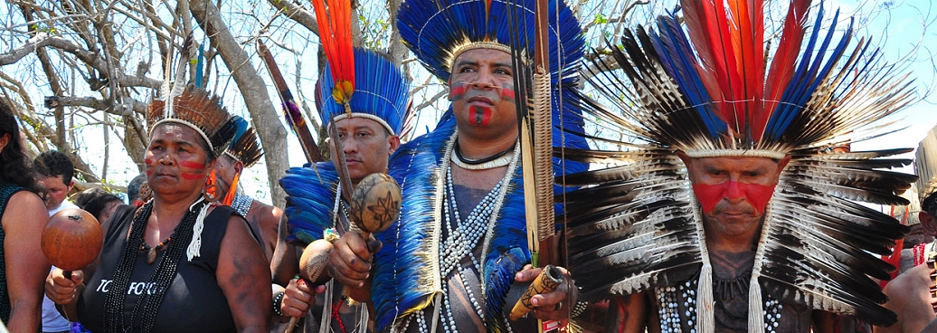 Indiens Potiguaras en costume traditionnel (festivités du jour des indiens du Brésil)